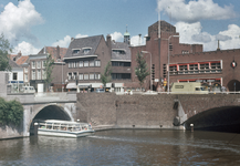 22243 Gezicht op het Politiebureau Tolsteeg (Tolsteegbrug 1) en de Tolsteegbrug over de Stadsbuitengracht te Utrecht ...